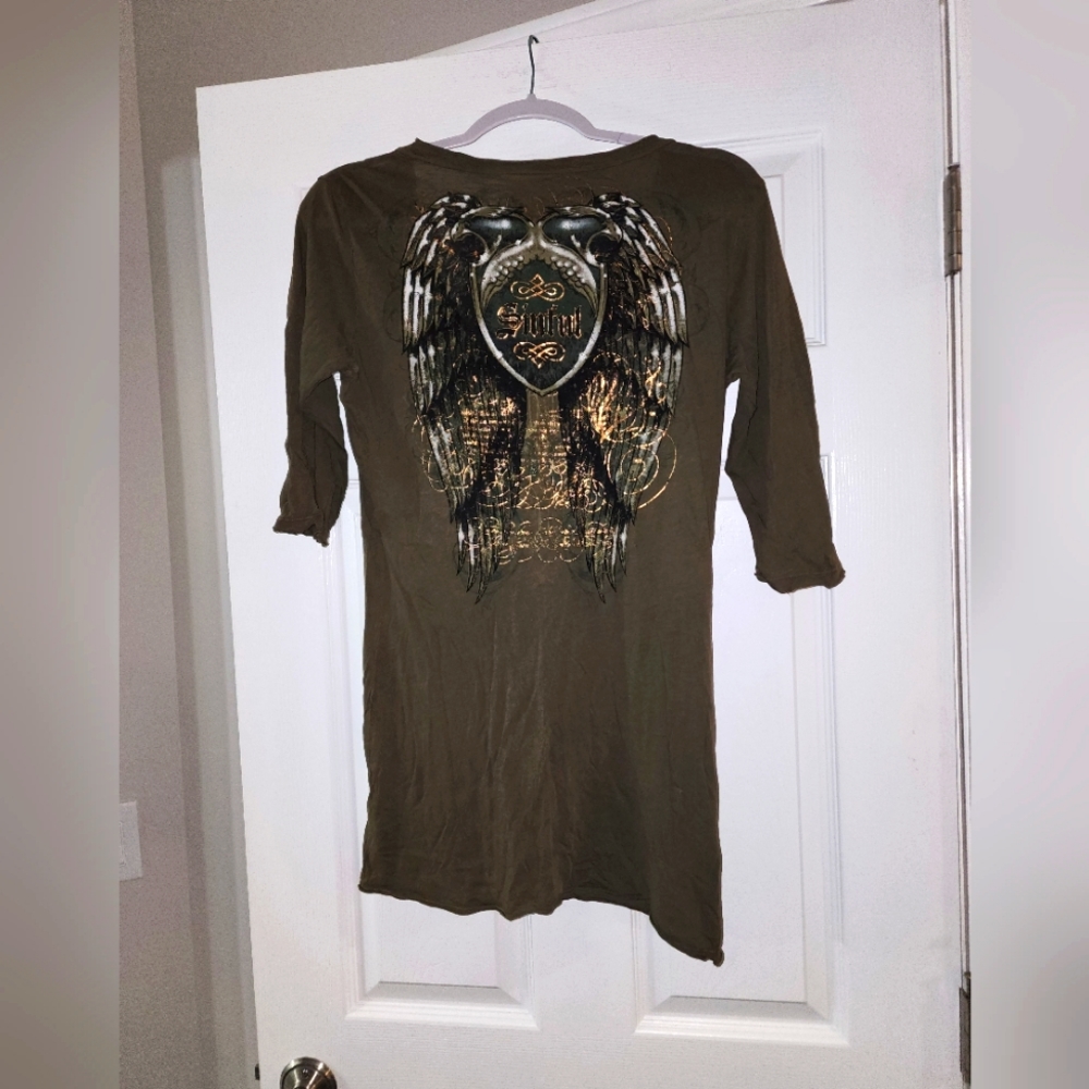 Womens Top T-Shirt Sinful Affliction V Neck 3/4 Sleeve Green Gold Wings Sz Large
